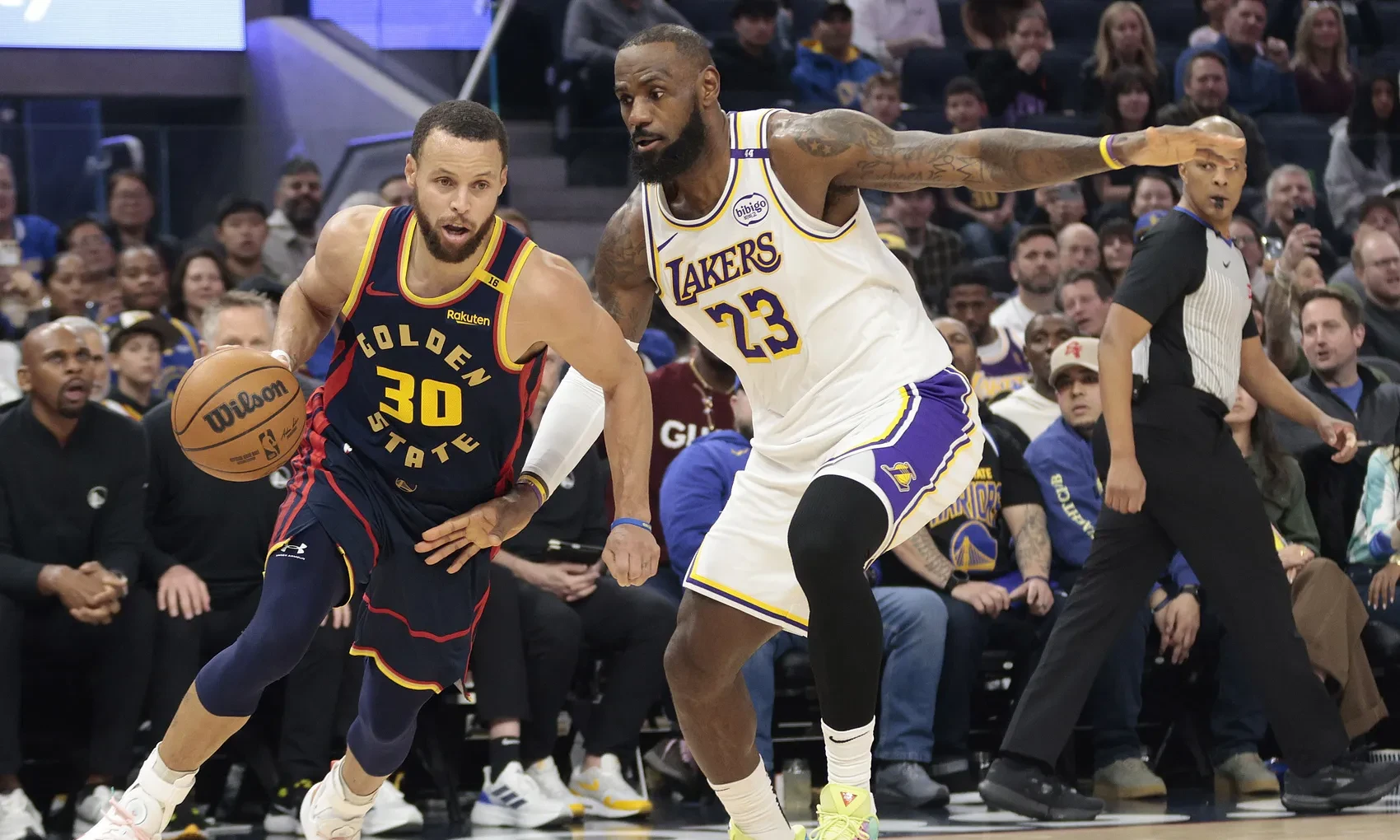 开云体育-库里在湖人比赛中险胜，锐不可当引发热议！