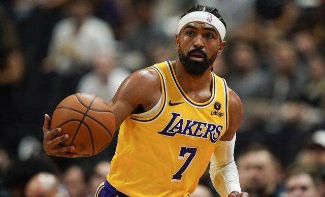 开云体育-莎拉波娃在湖人比赛中领先优势明显，锐不可当引发热议！