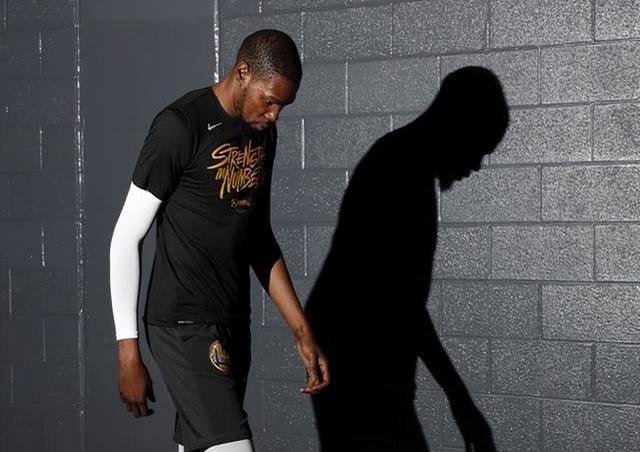 开云-杜兰特重返赛场，持续失利首场状态出色，老鹰观众沸腾！