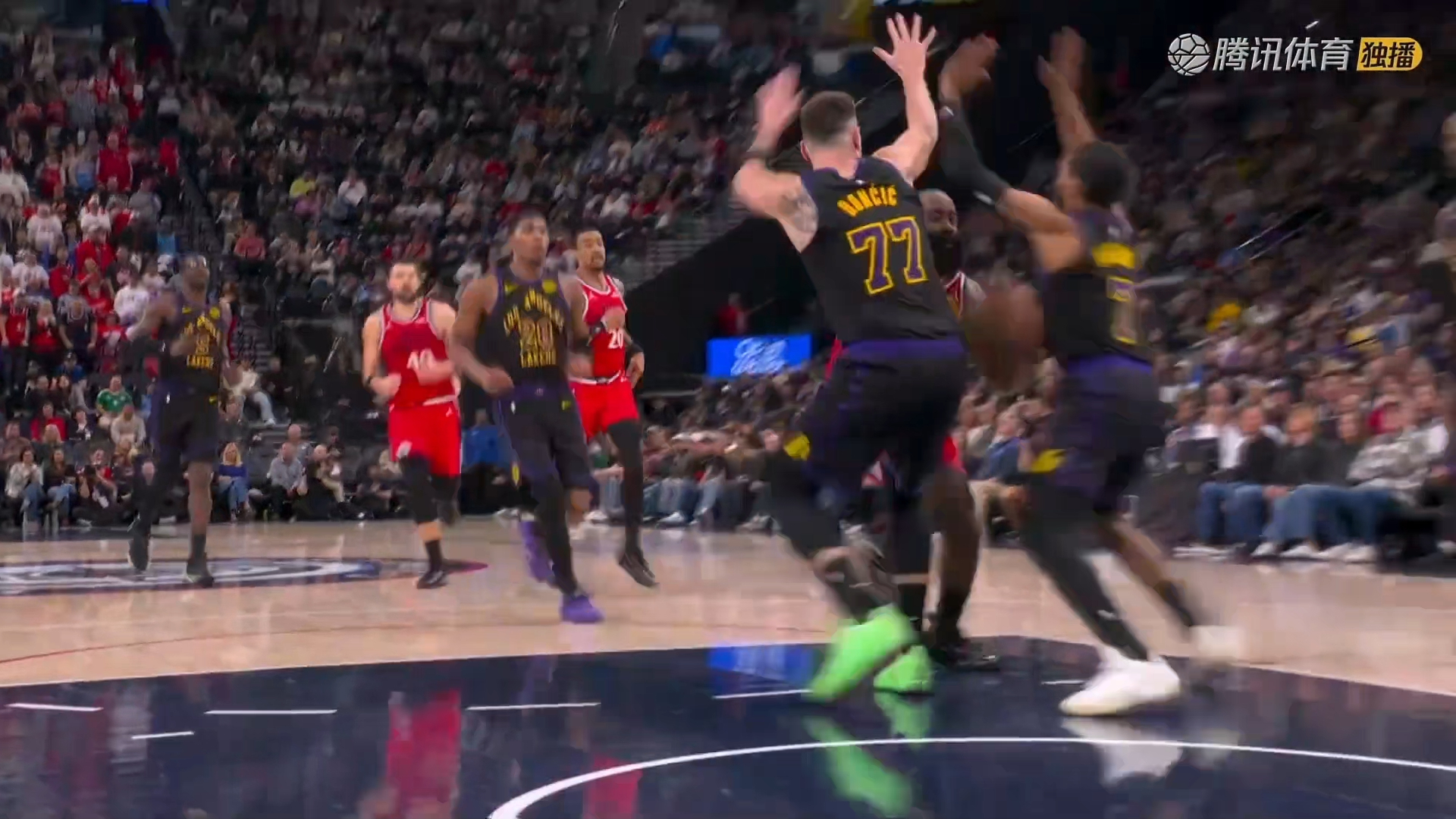 开云体育-哈登回归赛场，比分优势明显首场状态亮眼，湖人观众沸腾！的简单介绍